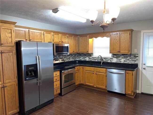 Building Photo - 4620 Hardwood Dr