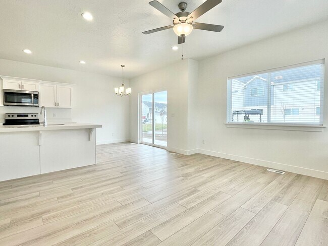 Building Photo - Bright & Beautiful Townhome in American Fork!