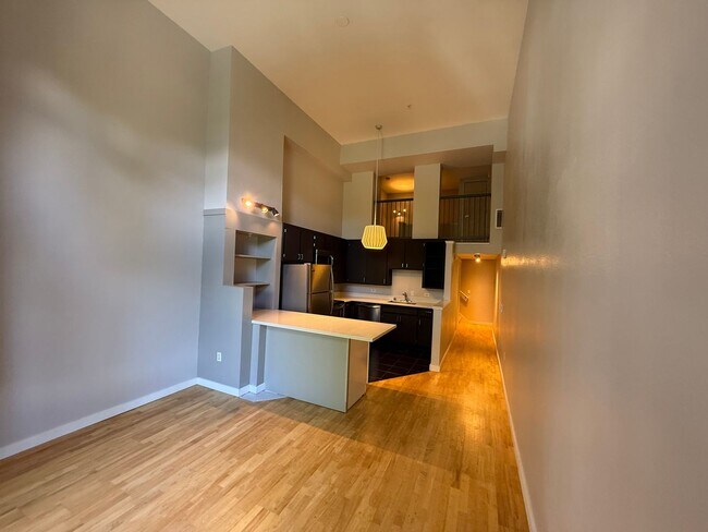 Foto del edificio - 1 Bedroom Loft with Parking in Prime SoMa Location