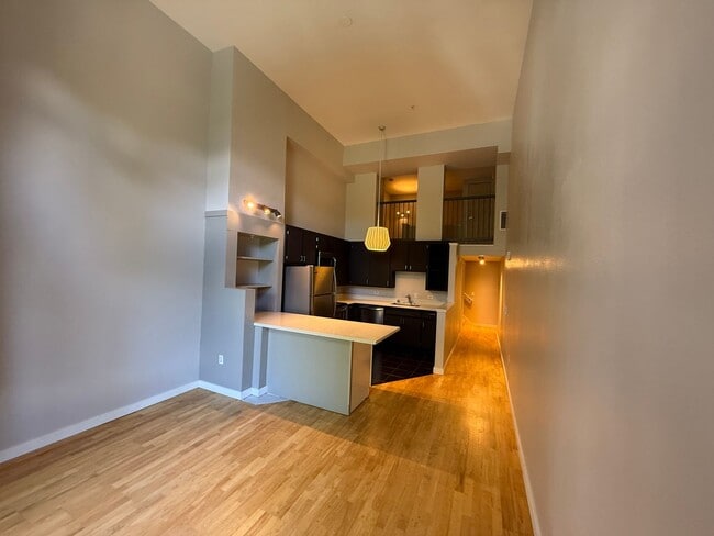 Building Photo - 1 Bedroom Loft with Parking in Prime SoMa Location