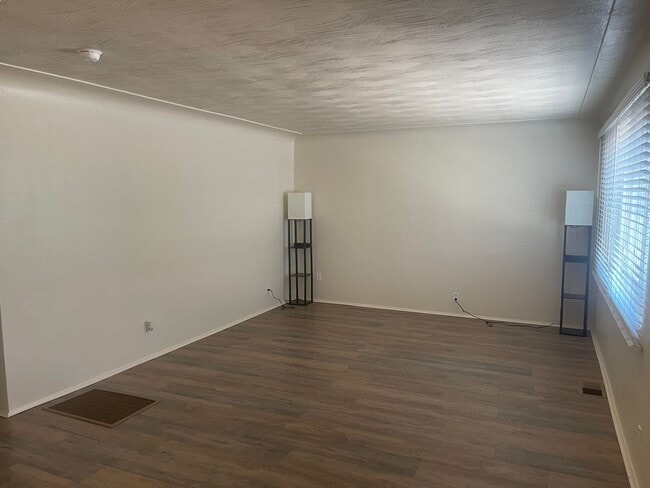 Building Photo - Great home near KAFB