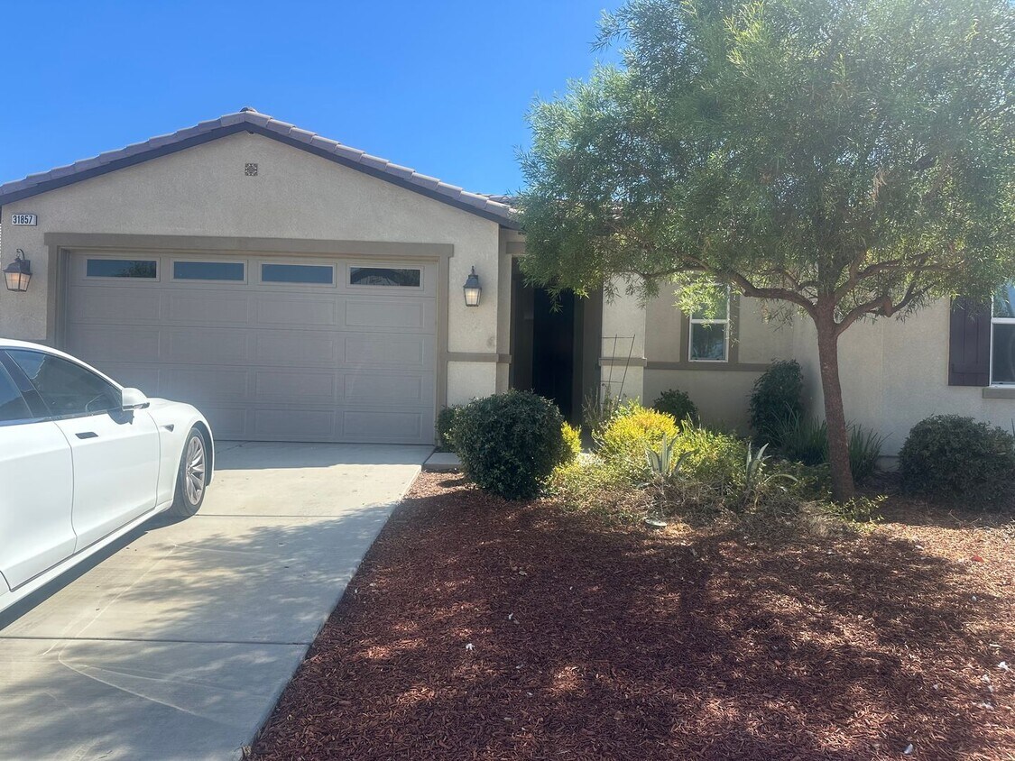 Foto principal - 4 Bed/2Bath, Solar Single-Story Home in Hi...