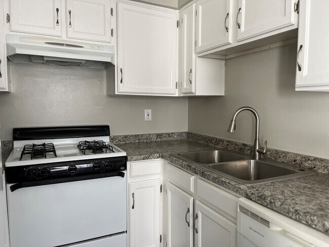Building Photo - 5005 Hardin Dr NE