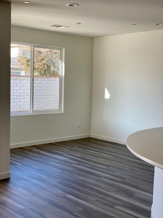 Building Photo - Stunning 4 Bed/3 Bath Belcourt Seven Oaks Home w/ $0 Deposit Option & More