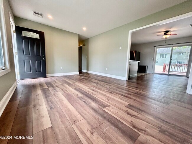 Building Photo - 216 Steering Ln