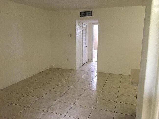 Foto del edificio - 1821 NE 168th St