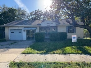 Building Photo - 1100 Pine Dr