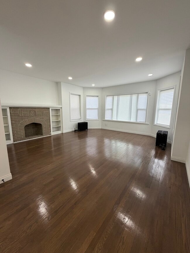 Building Photo - 8040 S Rhodes Ave