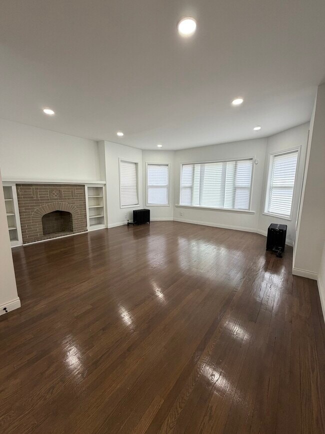 Foto del edificio - 8040 S Rhodes Ave