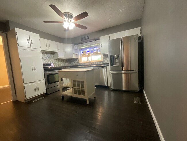 Building Photo - 3 bedroom/2 bath brick home in W. Morristown.