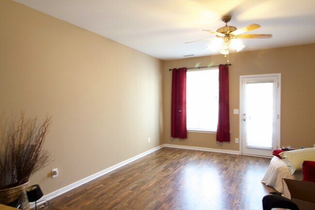 Photo - Gorgeous 2br/2.5ba Two-Floor Townhouse in ...