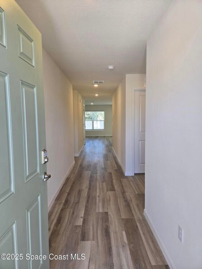 Foto del edificio - 8431 Clearway Dr