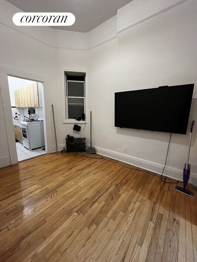 Building Photo - 424 E 85th St