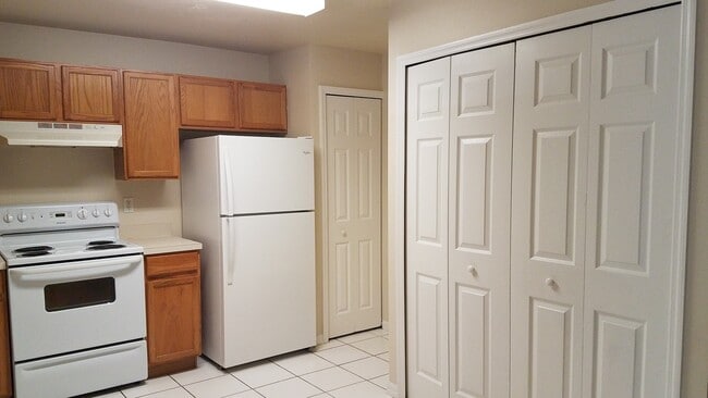 Building Photo - Duplex 3/2 w/ Garage