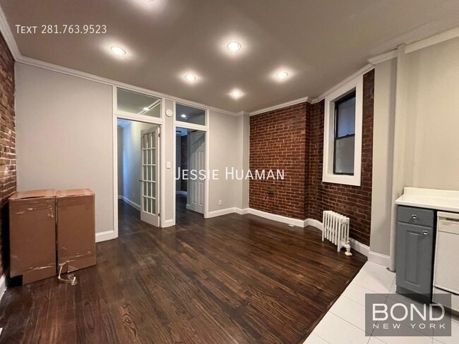 Building Photo - 724 Tenth Avenue