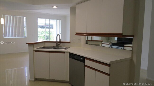Foto del edificio - VILLAGE BY THE BAY CONDO