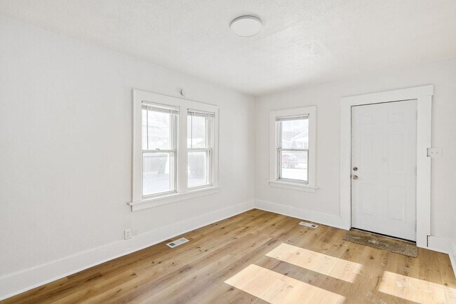 Building Photo - 910 Reddick St