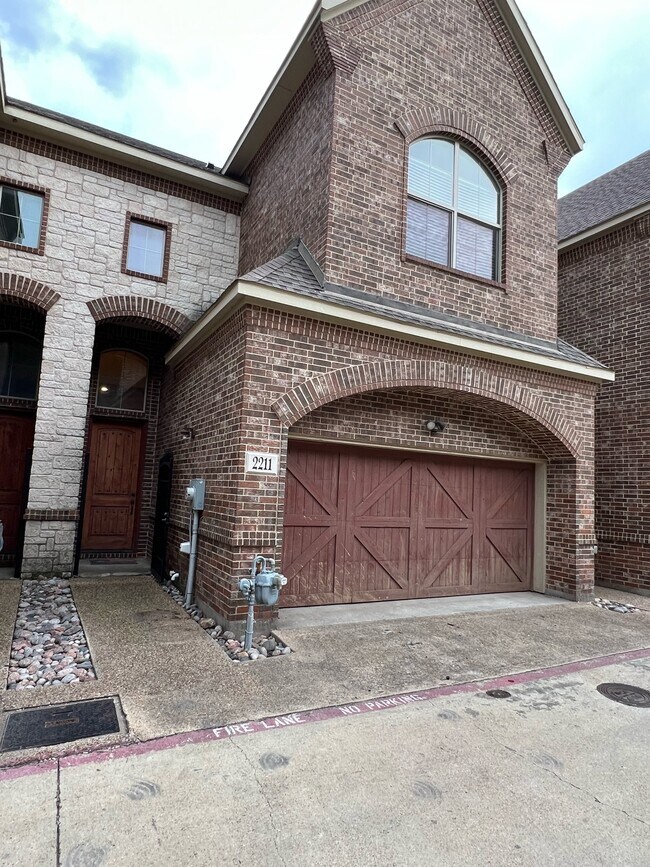 Foto del edificio - 2211 Eriksson Ln