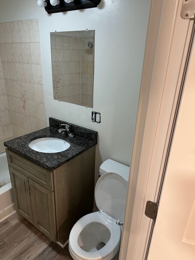 Building Photo - LEO  3 BR 1 Bath