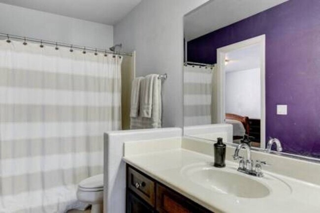 Foto del edificio - Beautiful 4 Bedrooms & 3 Bath Furnished Home