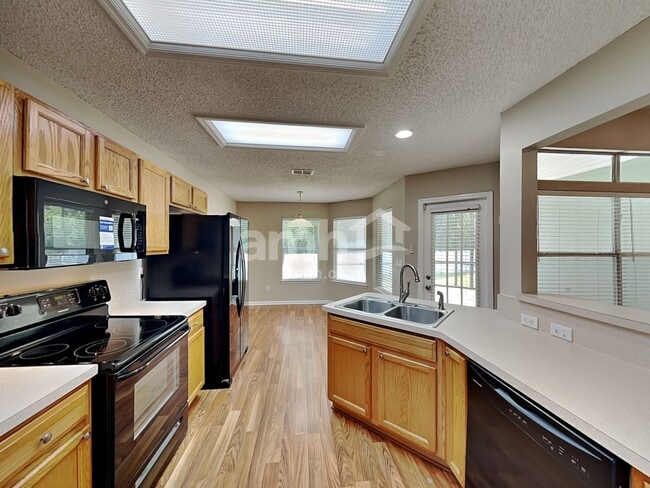 Building Photo - 220 Southlake Dr
