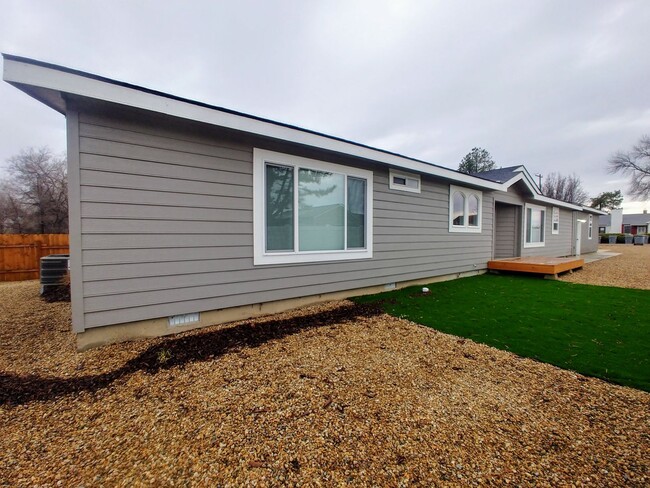 Building Photo - 3 Bedroom, 2 Bathroom Updated Home in Home...