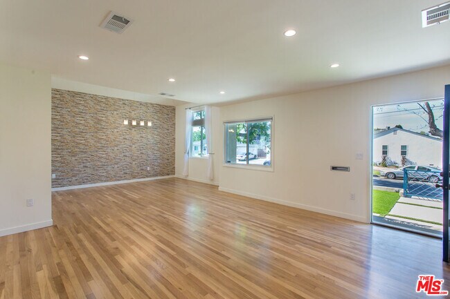 Foto del edificio - 5400 W 82nd St