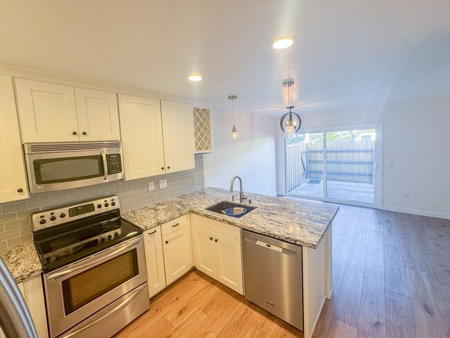 Building Photo - Completely Remodeled 2 Bed, 2.5 Bath End-U...