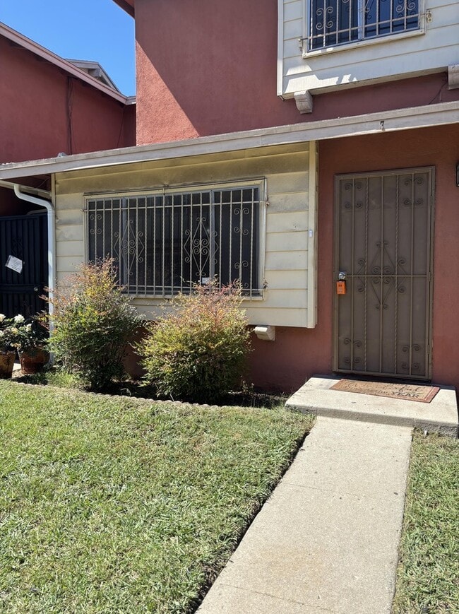 Building Photo - Pet-Friendly Spacious 4-Bedroom Condo in G...