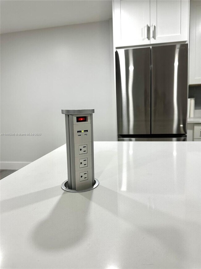 Foto del edificio - 573 N University Dr