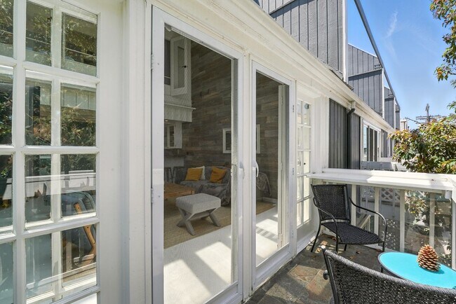 Building Photo - 33 Reef St