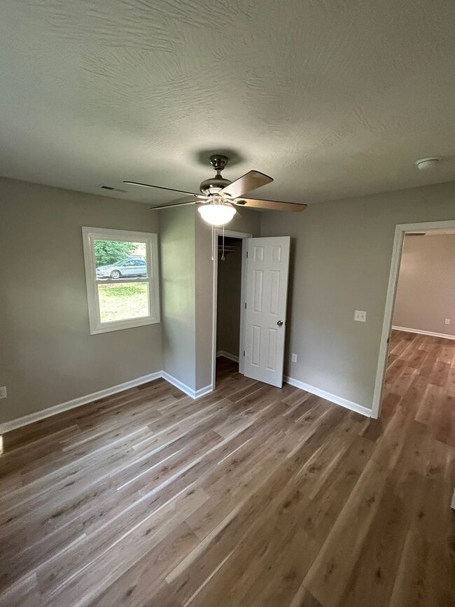 Building Photo - 3 bed / 1 bath House For Rent!