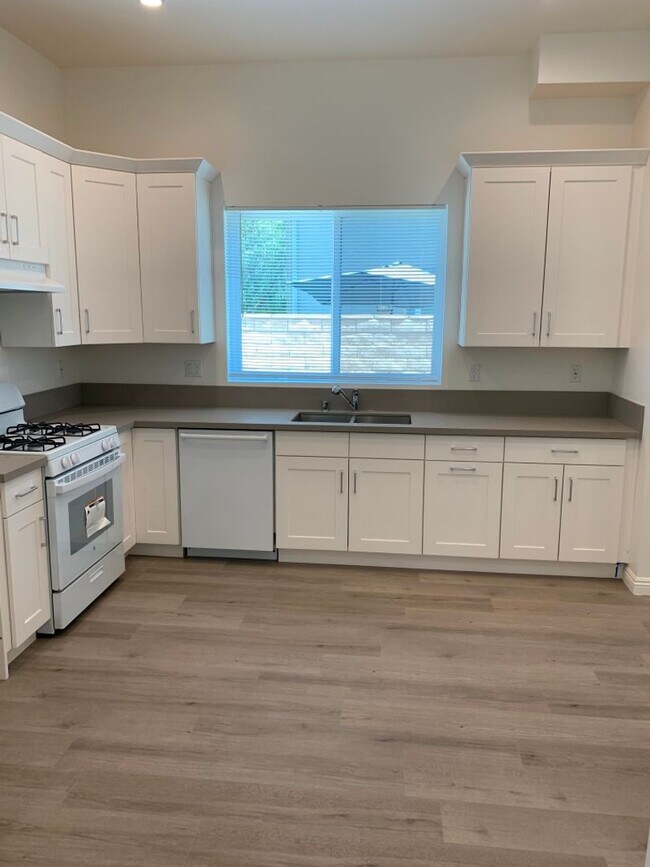 Foto del edificio - Upgraded 4+3.5 in Sylmar w/backyard + garage!