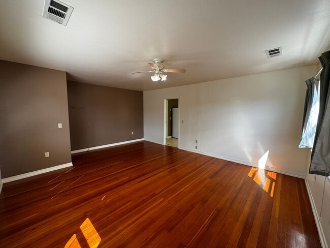 Building Photo - Cozy 2 Bedroom 1 Bath Home Located in the ...