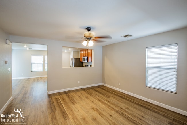 Building Photo - Spacious and Beautiful 3Bdm 2.5Ba!