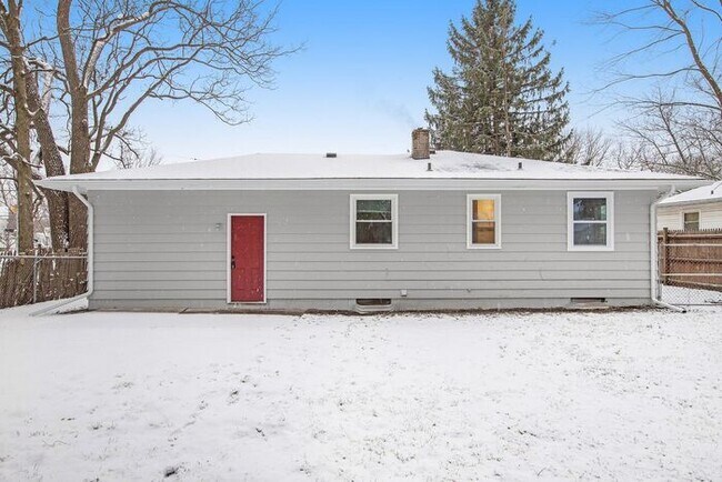 Building Photo - 2/1 Ranch Style Home