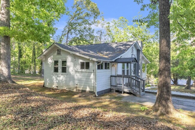 Foto del edificio - Cozy 2 Bed / 1 Bath Bungalow Near the Blue Ridge Mountains on Nearly 1 Acre $1,595/mo rent