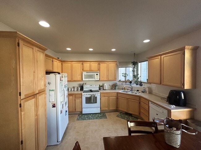 Building Photo - 4B, 2.5BA Pet-friendly home w/2-car garage...