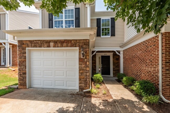 Building Photo - Fantastic end unit townhome: Available July 10th