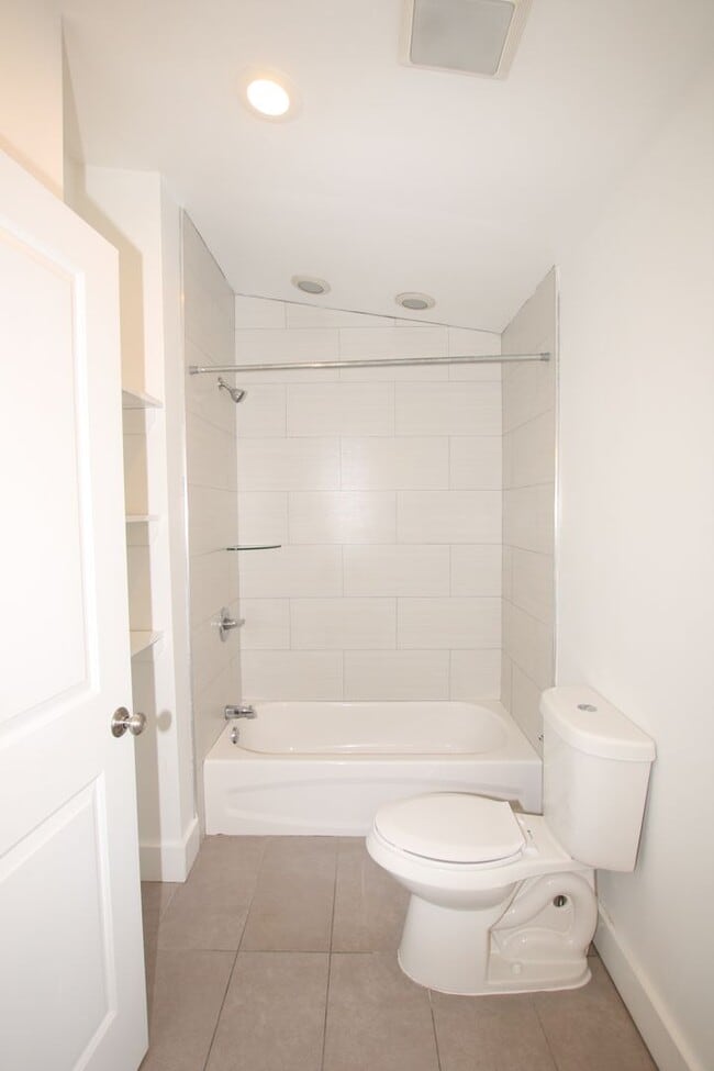 Building Photo - Spacious newly renovated Bi-Level 1 bedroo...