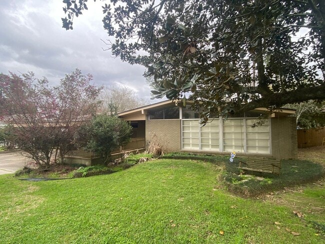 Building Photo - 3 Bedroom House in the Garden District