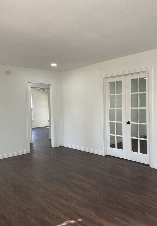 Foto del edificio - NEW IN MANAGEMENT - AVAILABLE NOW!