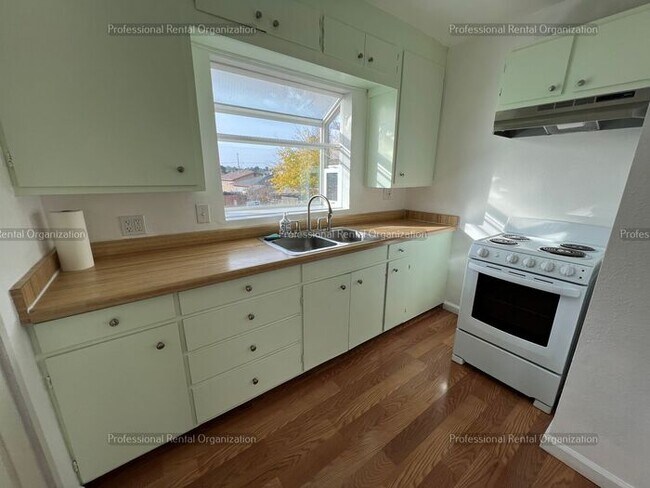 Foto del edificio - Bright, Clean Bungalow Style home. COMING ...
