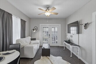 Building Photo - 701 Pine St