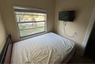 Building Photo - 210 S Glenwood Ave Building Photo - 210 S Glenwood Ave