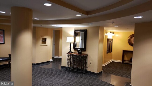 Foto del edificio - 301 S Reynolds St