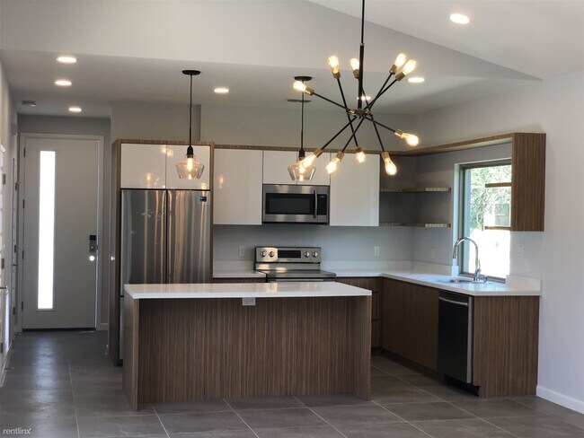 Foto del edificio - 2 br, 1.5 bath Duplex - 6310 Guinevere Drive