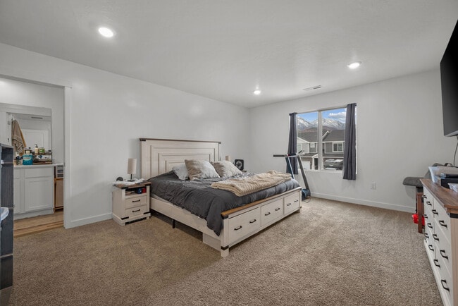 Building Photo - 988 W Broadleaf Dr