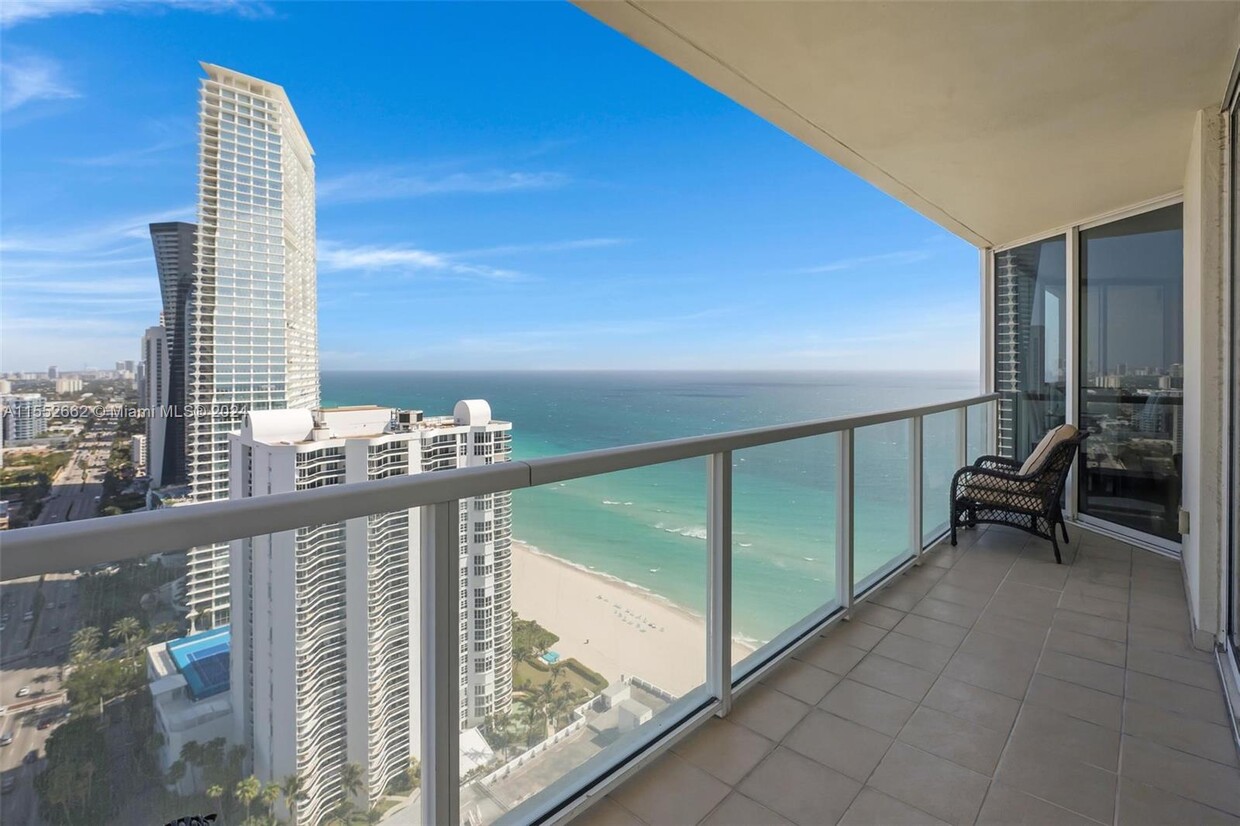 Foto principal - 16699 Collins Ave