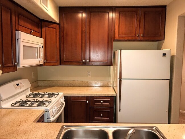 Building Photo - Beautiful Condo in a Gated Community!